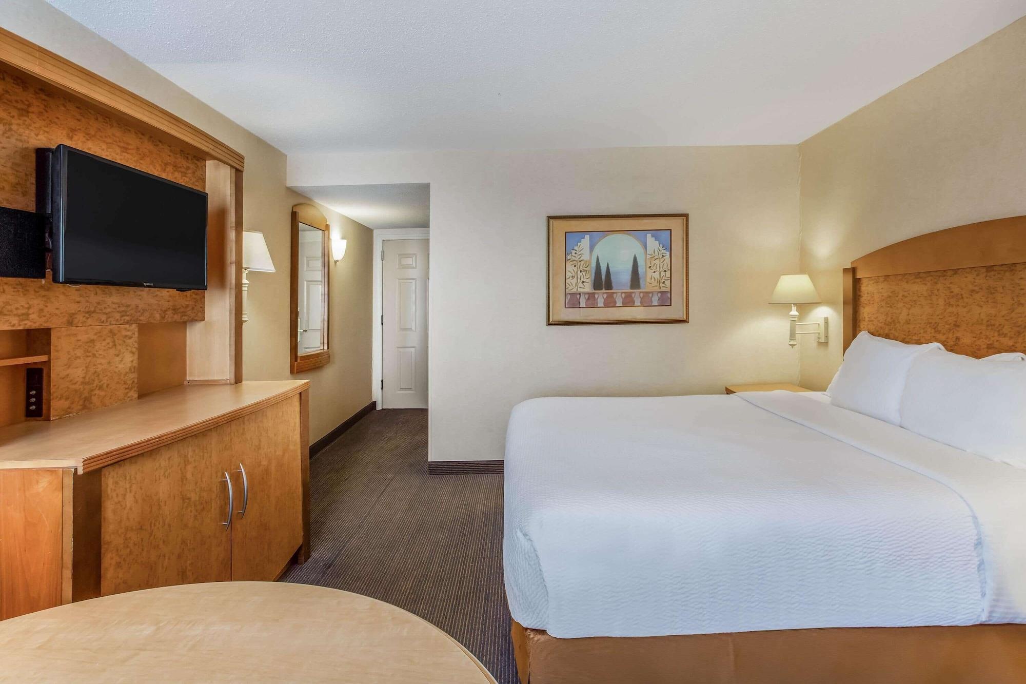 La Quinta By Wyndham Islip - Macarthur Airport Hotel