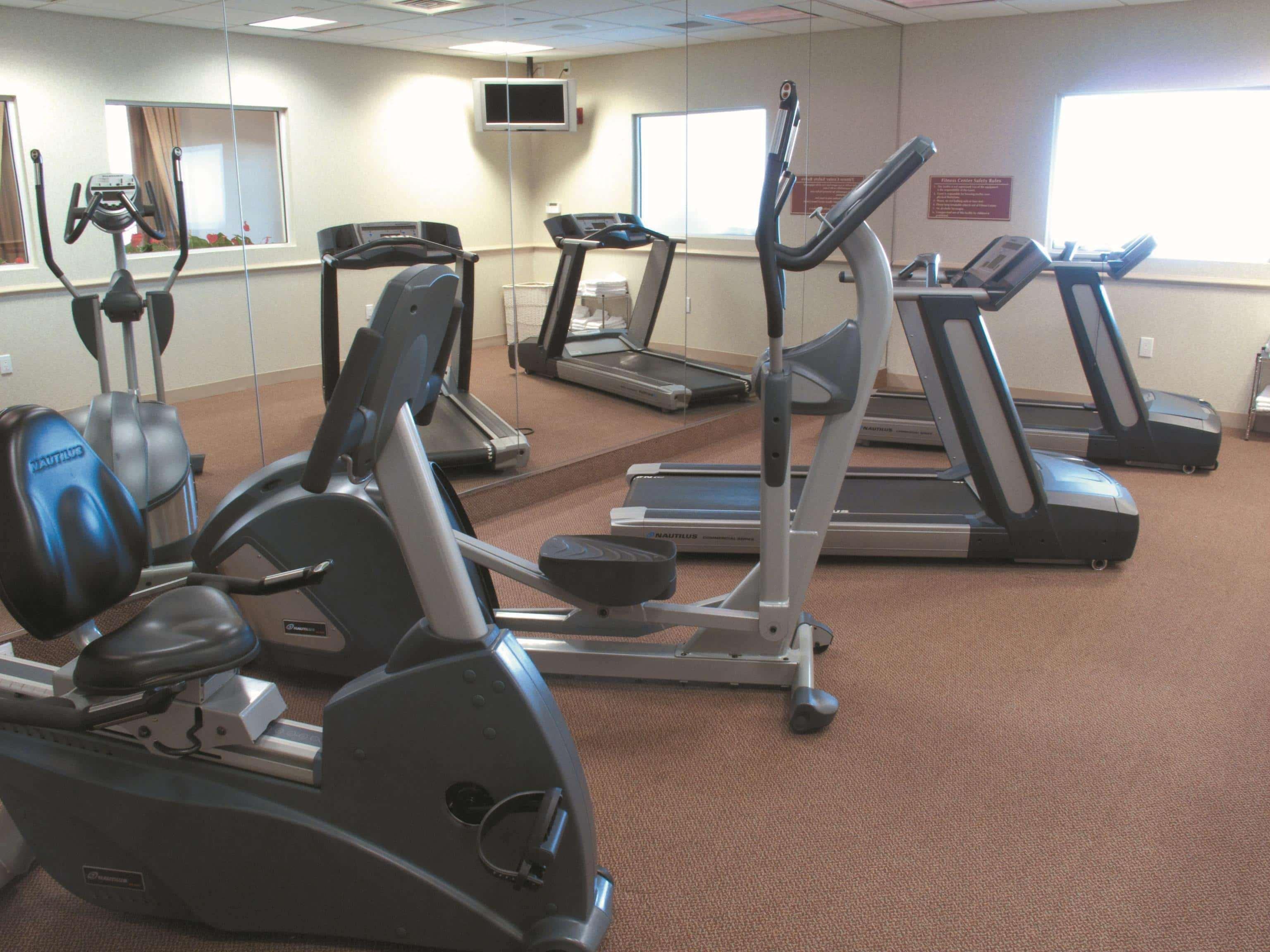 La Quinta By Wyndham Islip - Macarthur Airport Hotel