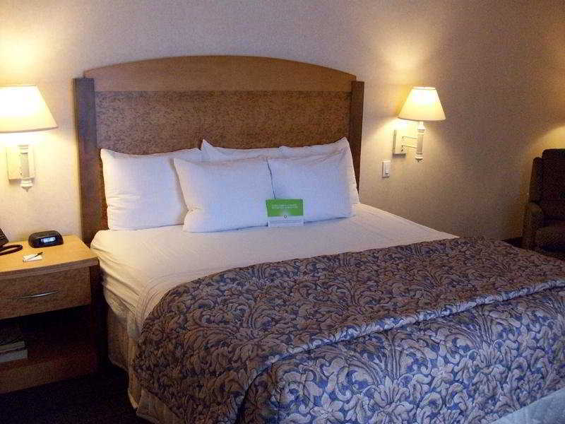 La Quinta By Wyndham Islip - Macarthur Airport Hotel